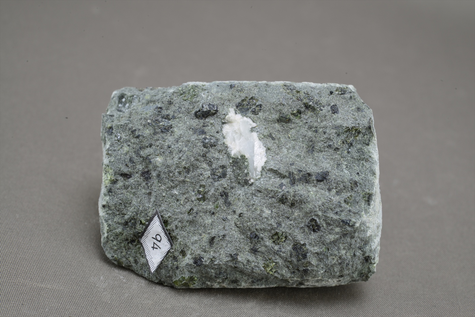 橄欖石普通輝石透輝石玄武岩(Olivine-augite-diopside basalt)