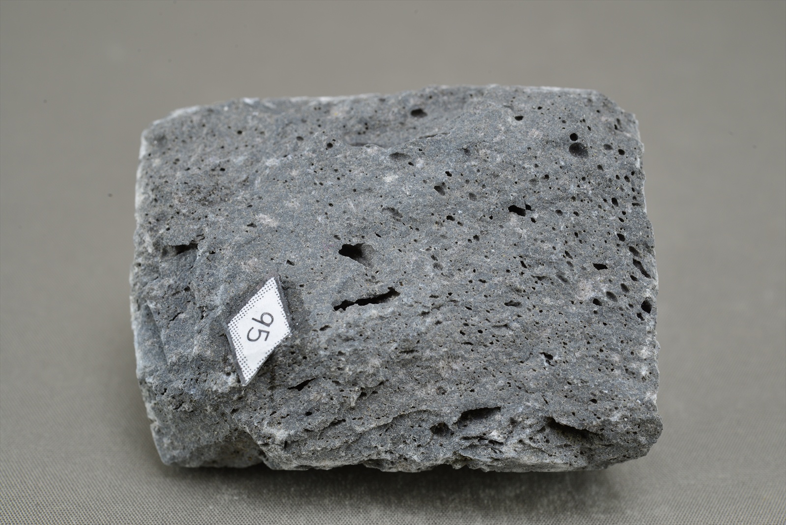 紫蘇輝石普通輝石橄欖石玄武岩(Hypersthene-augite-olivine basalt)
