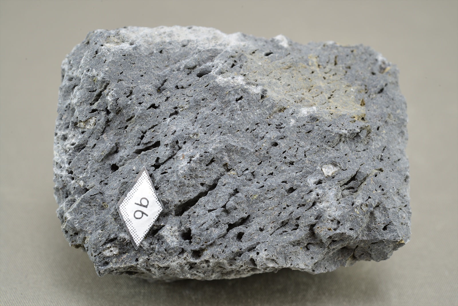 石英玄武岩(石英捕獲結晶含有橄欖石単斜輝石安山岩) Quartz basalt (Quartz xenocryst-bearing olivine-clinopyroxene andesite)