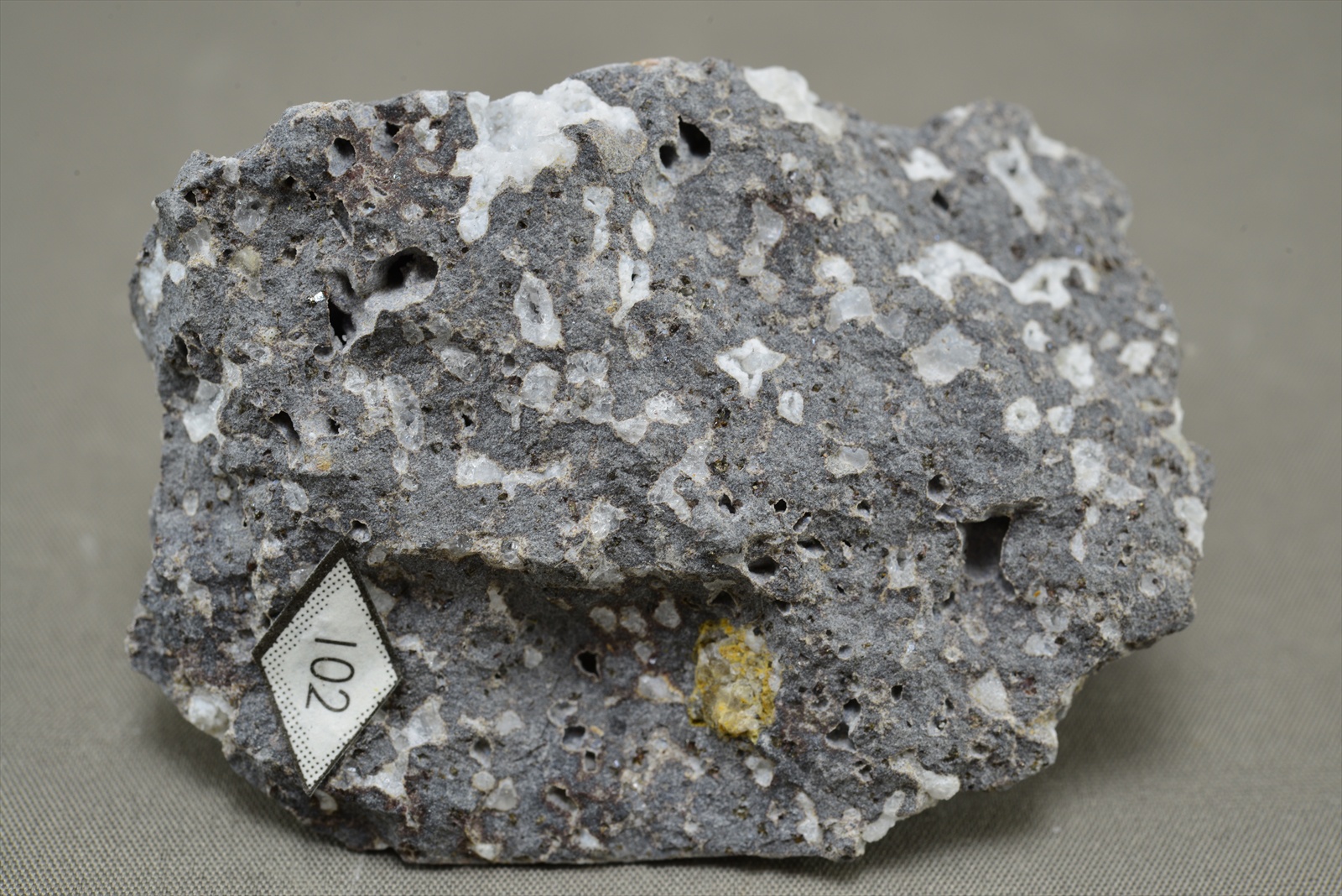杏仁状橄欖石玄武岩（Amygdaloidal olivine basalt）