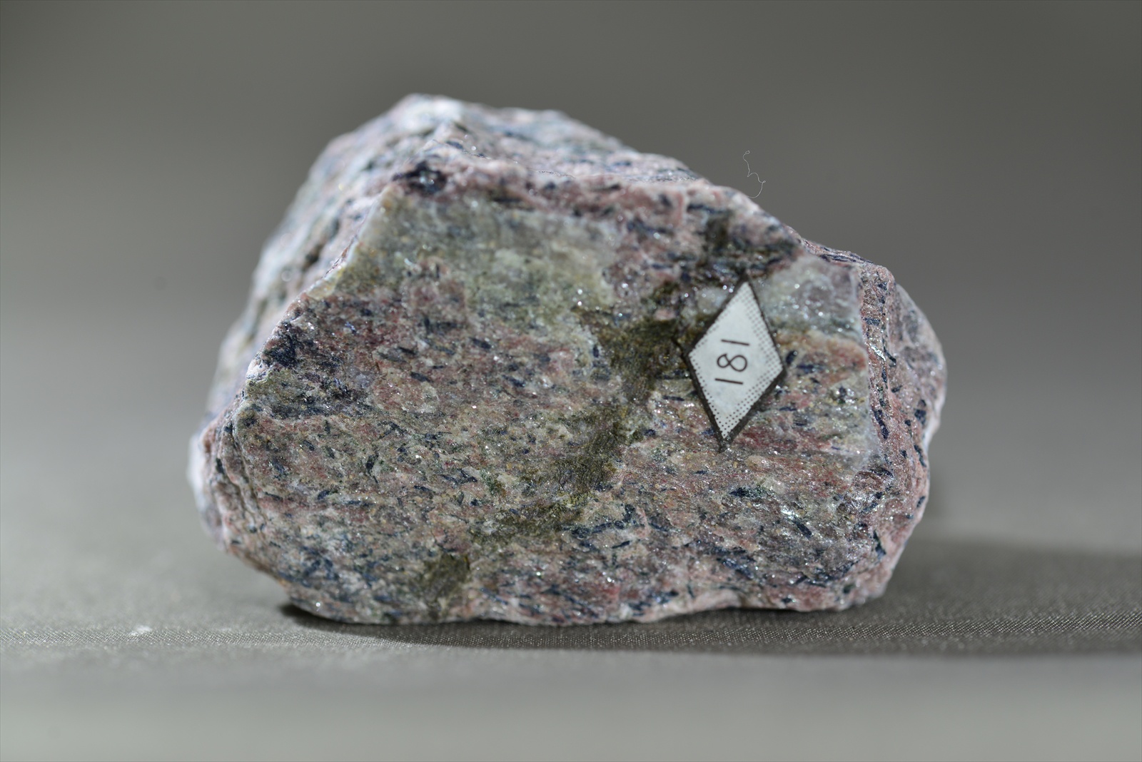 アルカリ角閃石白雲母石英片岩(Alkali amphibole-muscovite-quartz schist)