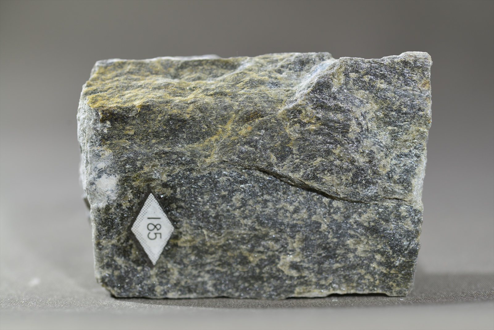 直閃石カミントン閃石片岩(Anthophyllite-cummingtonite schist)