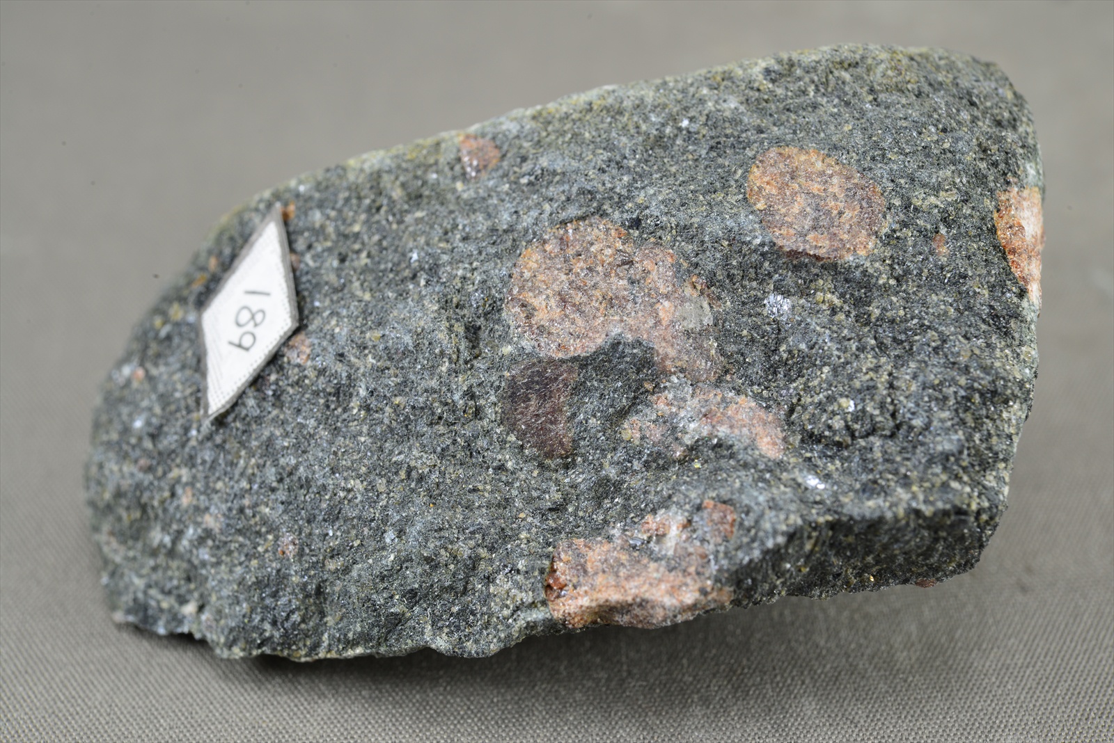 柘榴石角閃岩(Garnet amphibolite)