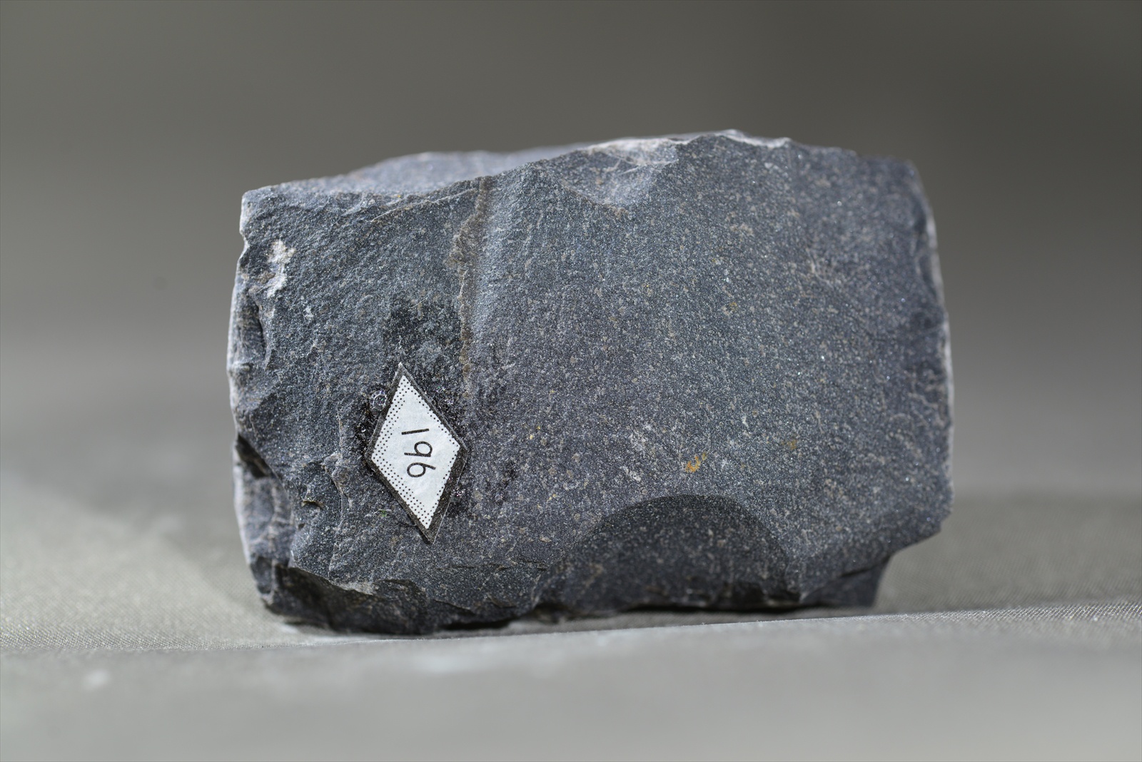 斜方輝石黒雲母ホルンフェルス(Orthopyroxene-biotite hornfels)