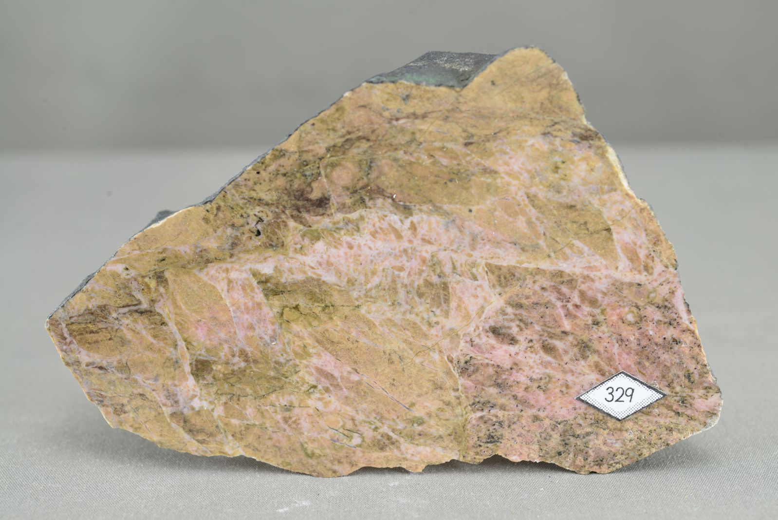 パイロクスマンガン石 (Pyroxmangite)