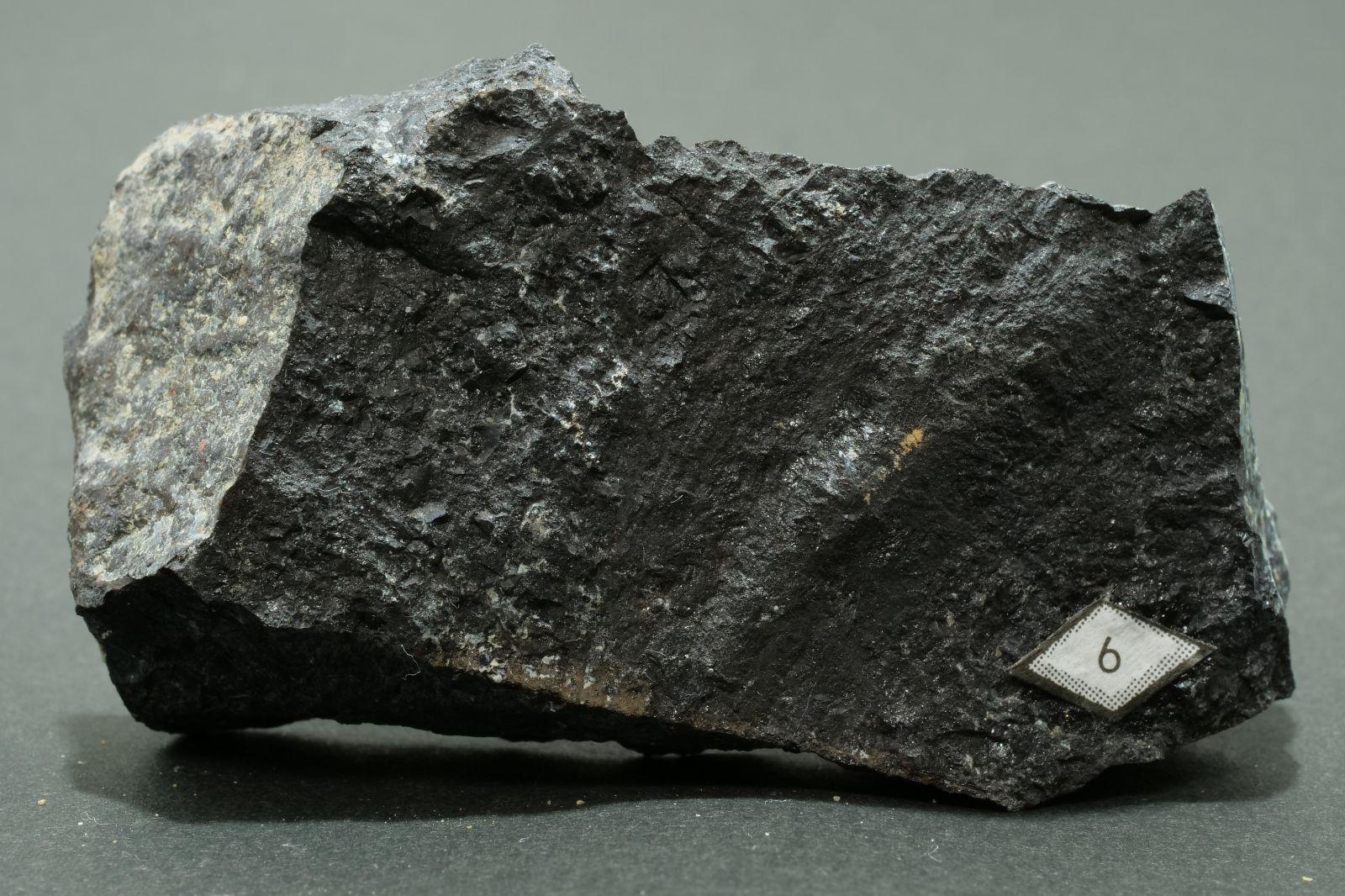 クロム鉄鉱 (Chromite)