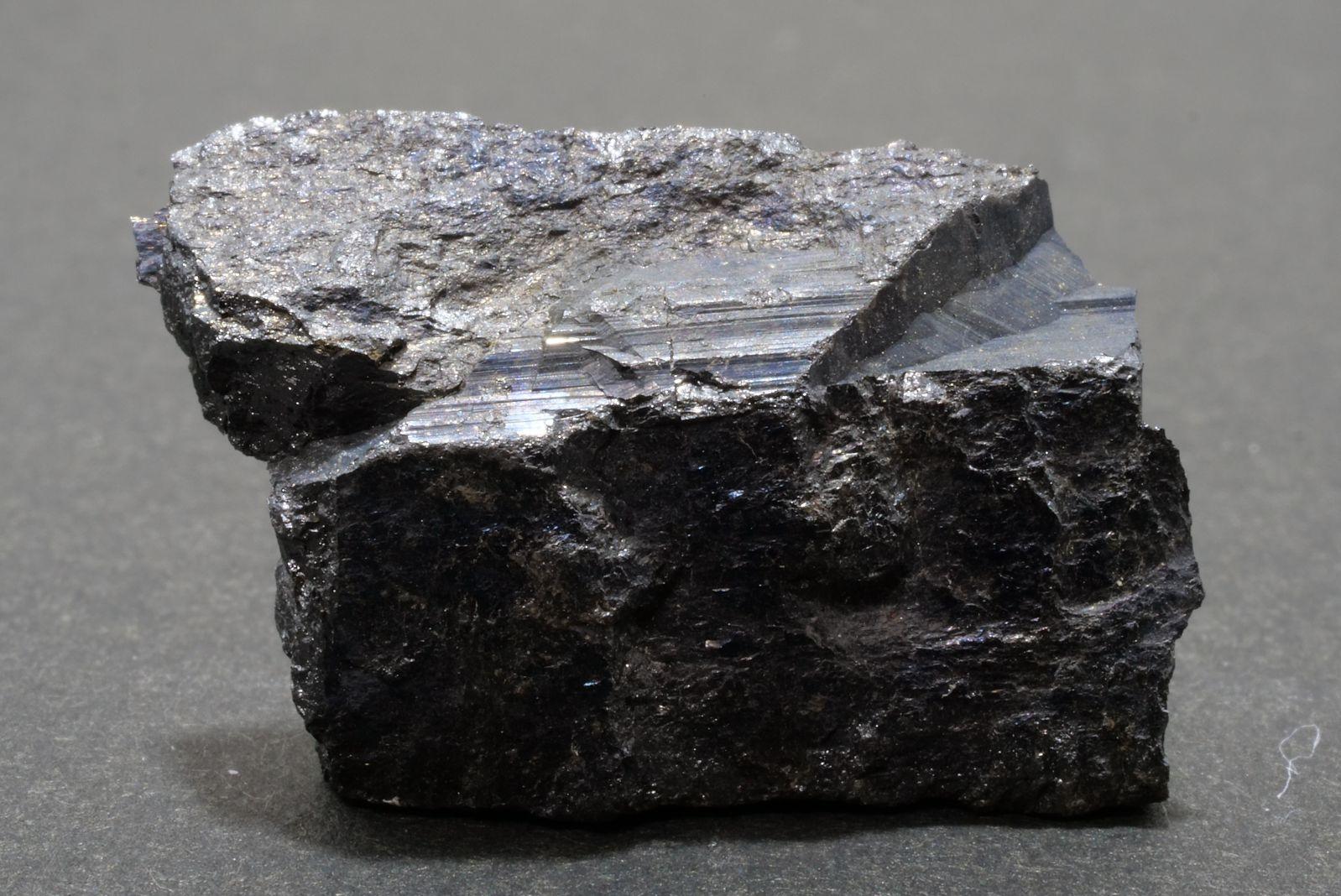 コルンブ石-タンタル石系 (Columbite-Tantalite)
